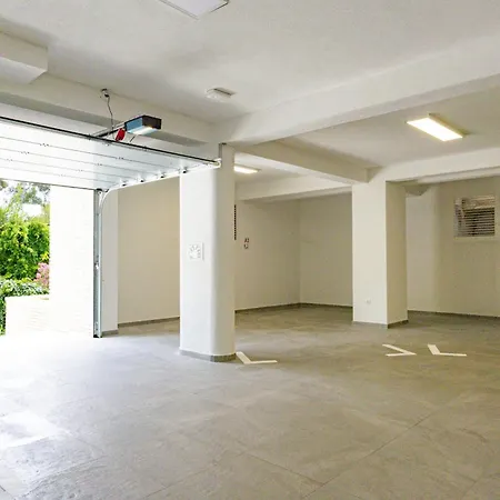 Beachfront Seashell Srzic Apartment Makarska